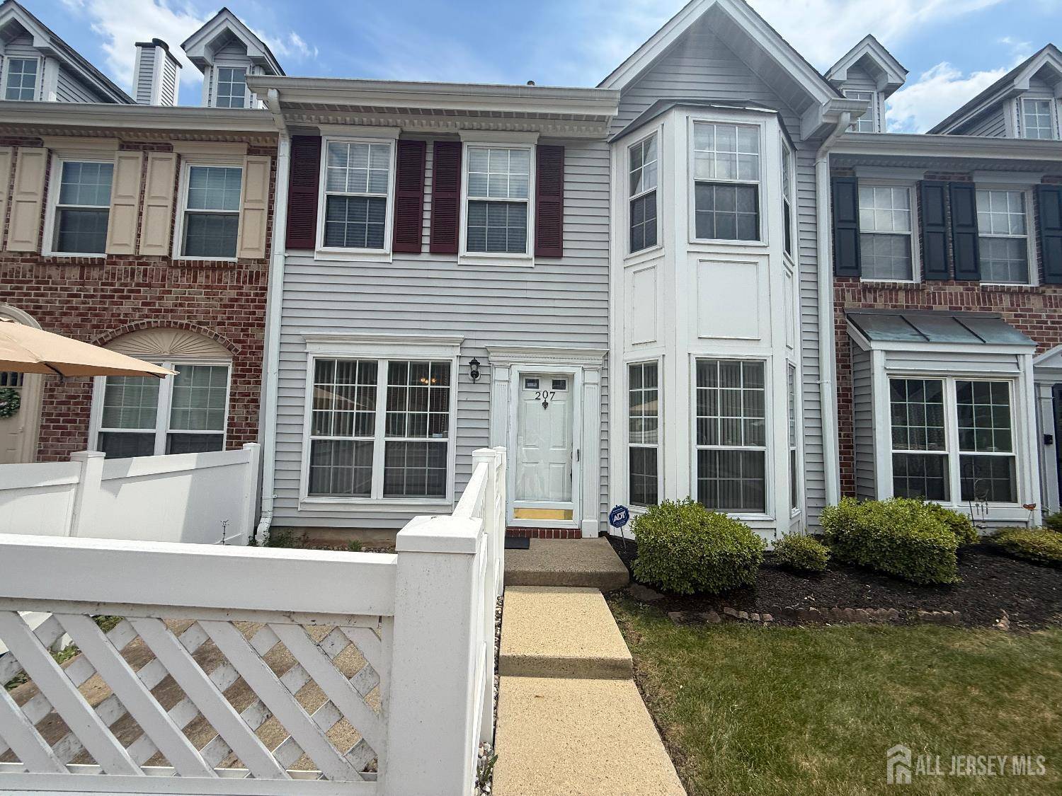 207 Darwin LN, North Brunswick, NJ 08902