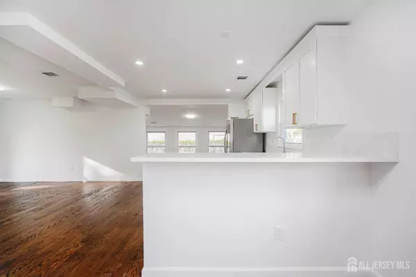 Parlin, NJ 08859,2 buttonwood DR