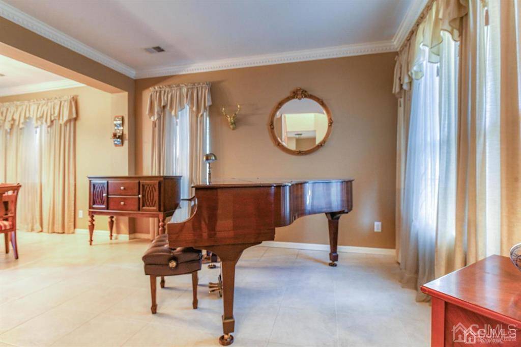 East Brunswick, NJ 08816,18 Bucknell DR