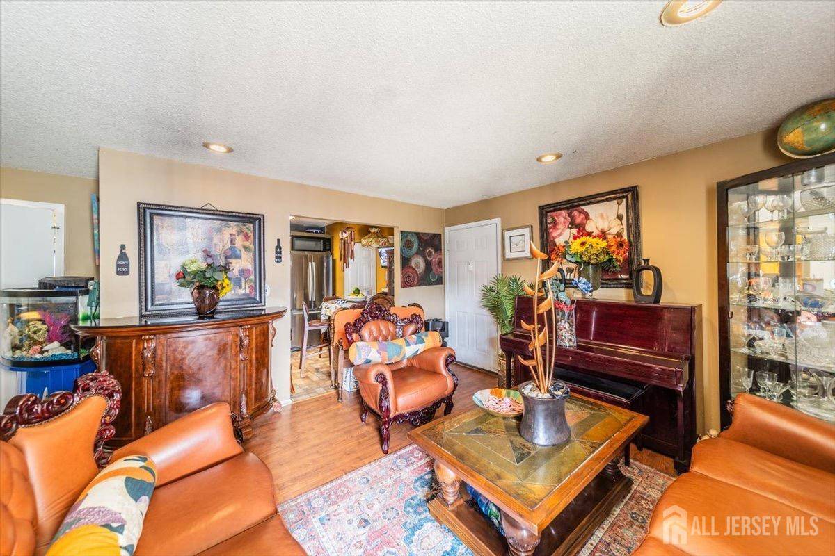 19 Pembrook AVE, North Brunswick, NJ 08902