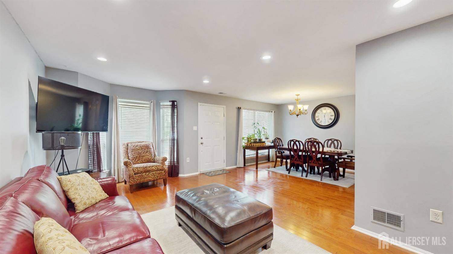 North Brunswick, NJ 08902,28 Clay ST