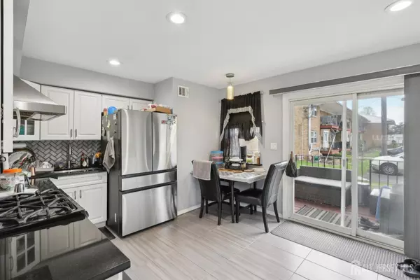 Edison, NJ 08837,172 Evergreen RD #22A