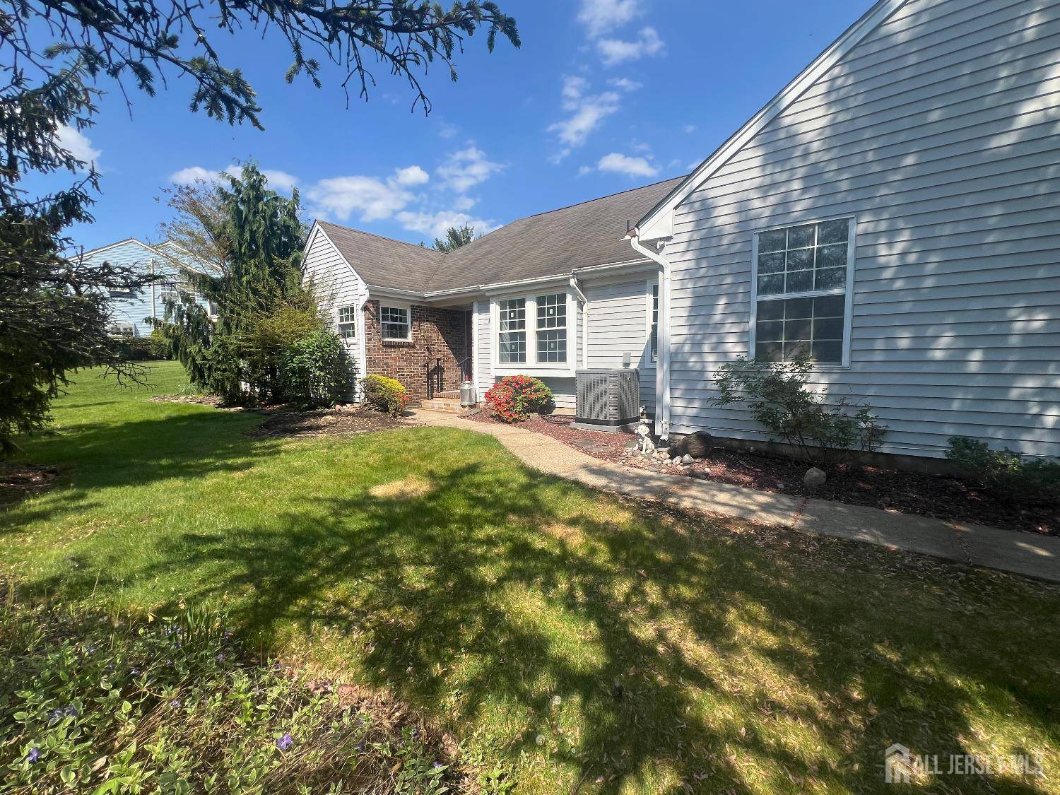16 Canterbury DR, Monroe, NJ 08831