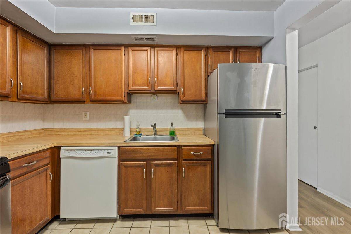 East Windsor, NJ 08512,1213 Country Mill DR
