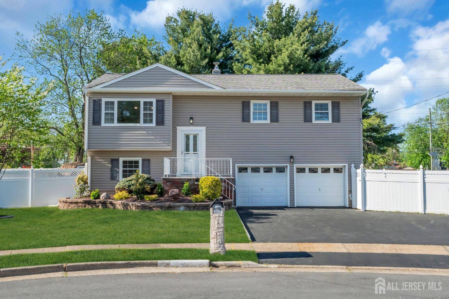 18 Velikan PL, Edison, NJ 08817