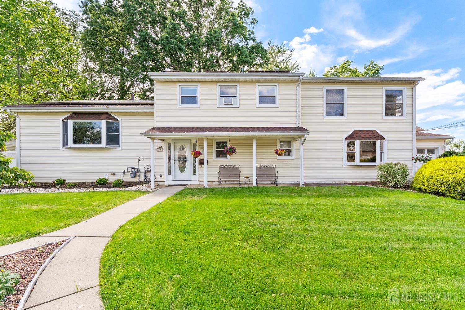 15 Creighton CIR, Old Bridge, NJ 08857