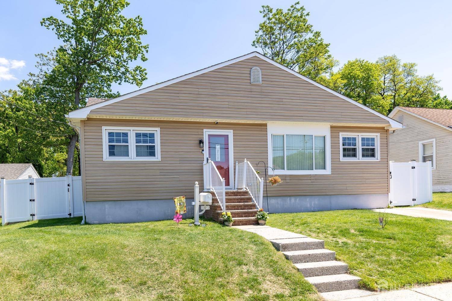 6 Woodlawn AVE, Parlin, NJ 08859