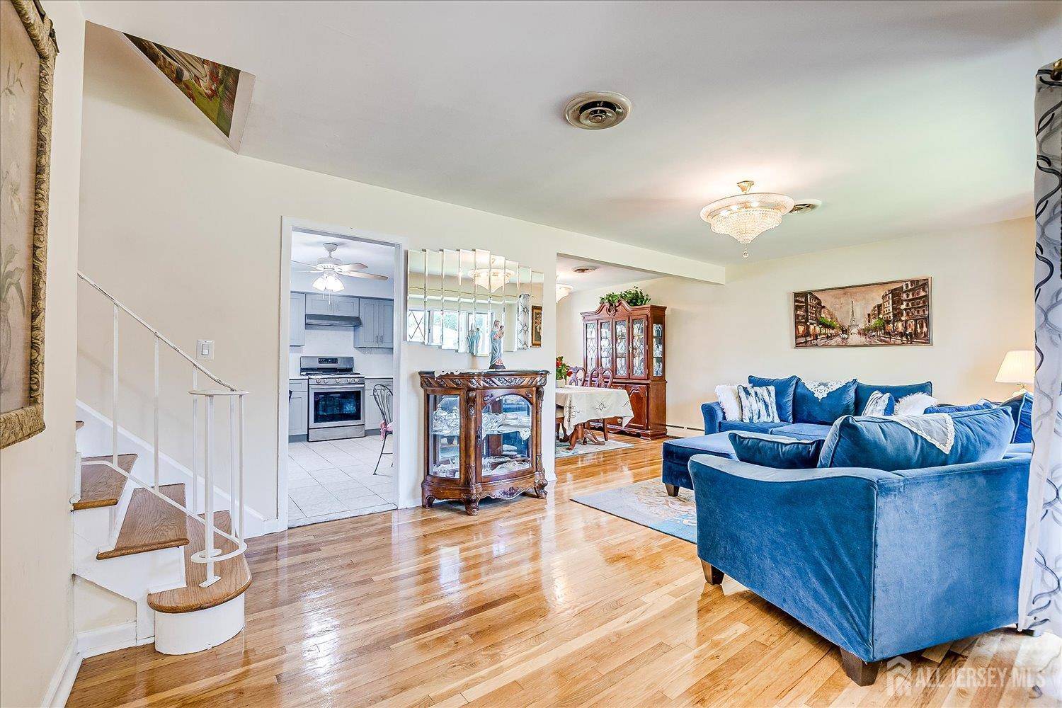 16 Landsdowne RD, East Brunswick, NJ 08816