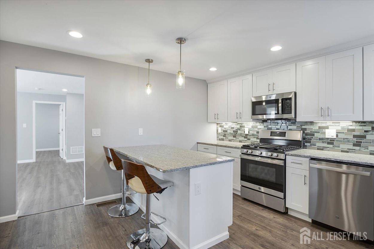 Sayreville, NJ 08872,15 Douglas ST
