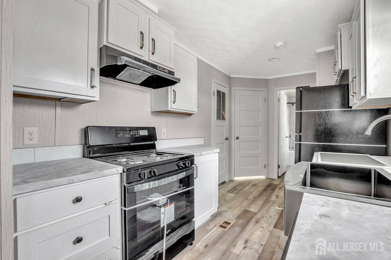 Edison, NJ 08817,2505 woodbridge AVE #9 L