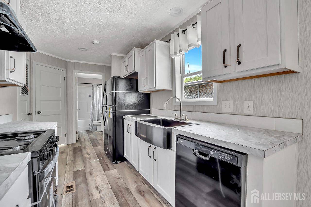 Edison, NJ 08817,2505 woodbridge AVE #9 L