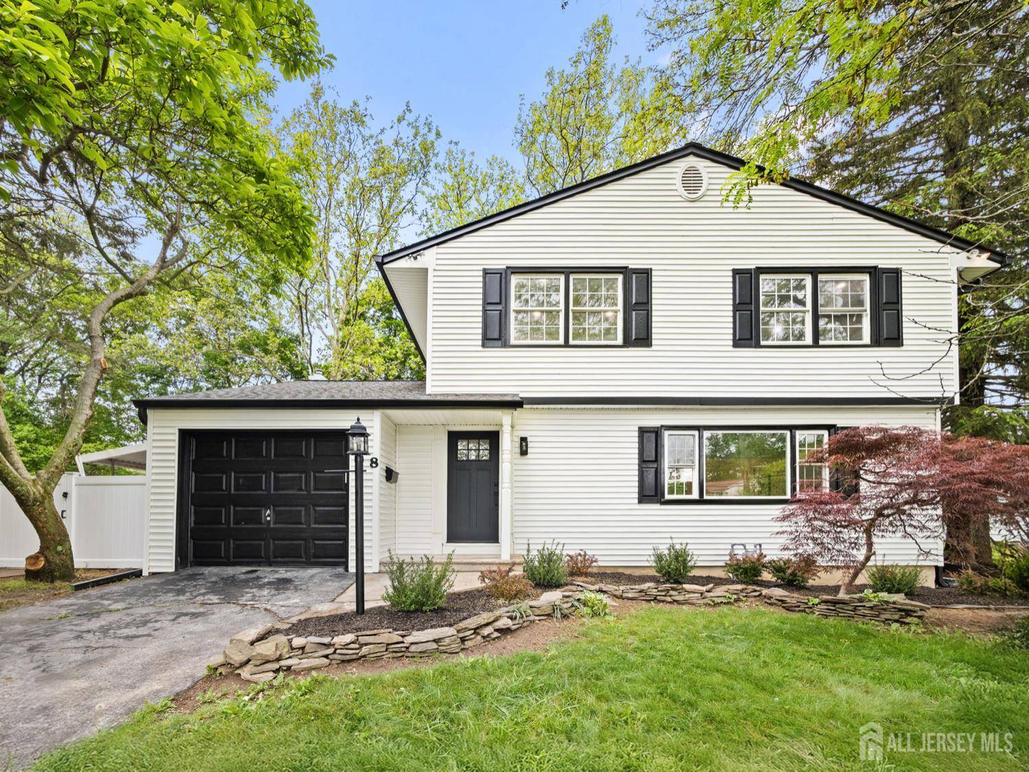 8 S Surrey LN, East Brunswick, NJ 08816