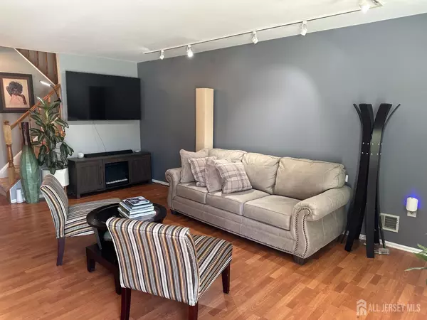 8 Bristol DR, North Brunswick, NJ 08902