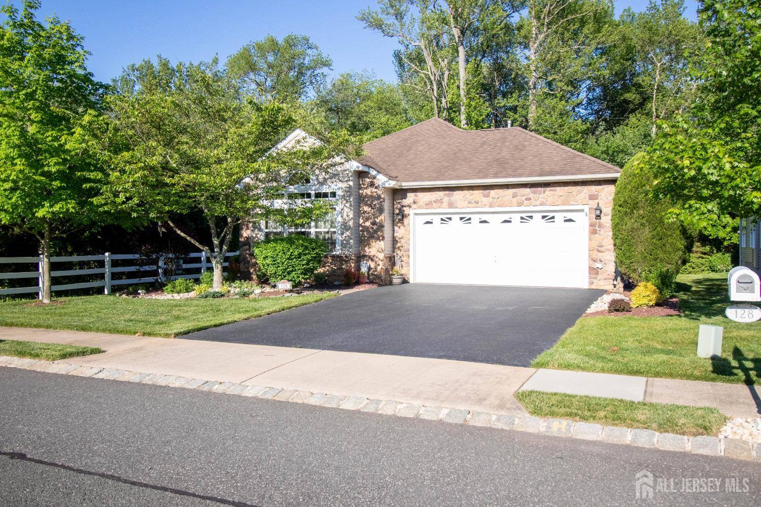 128 Fontaine CT, Monroe, NJ 08831