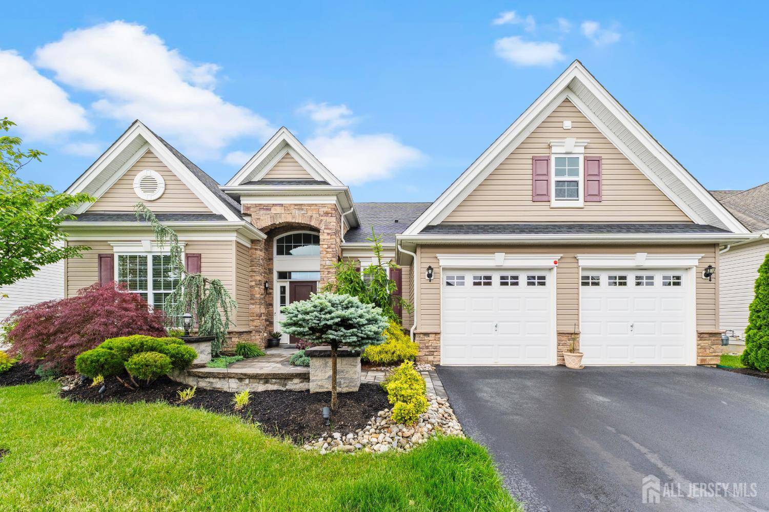 4 Alderbrook DR, Monroe, NJ 08831