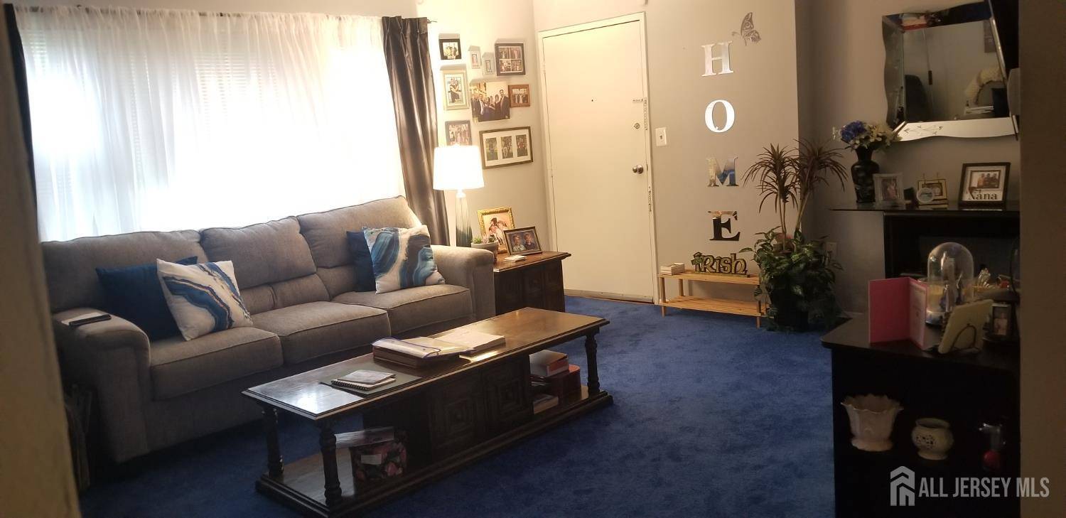 Edison, NJ 08837,160 Evergreen RD #6A