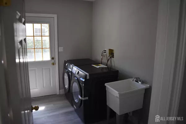 Metuchen, NJ 08840,12 Juniper ST