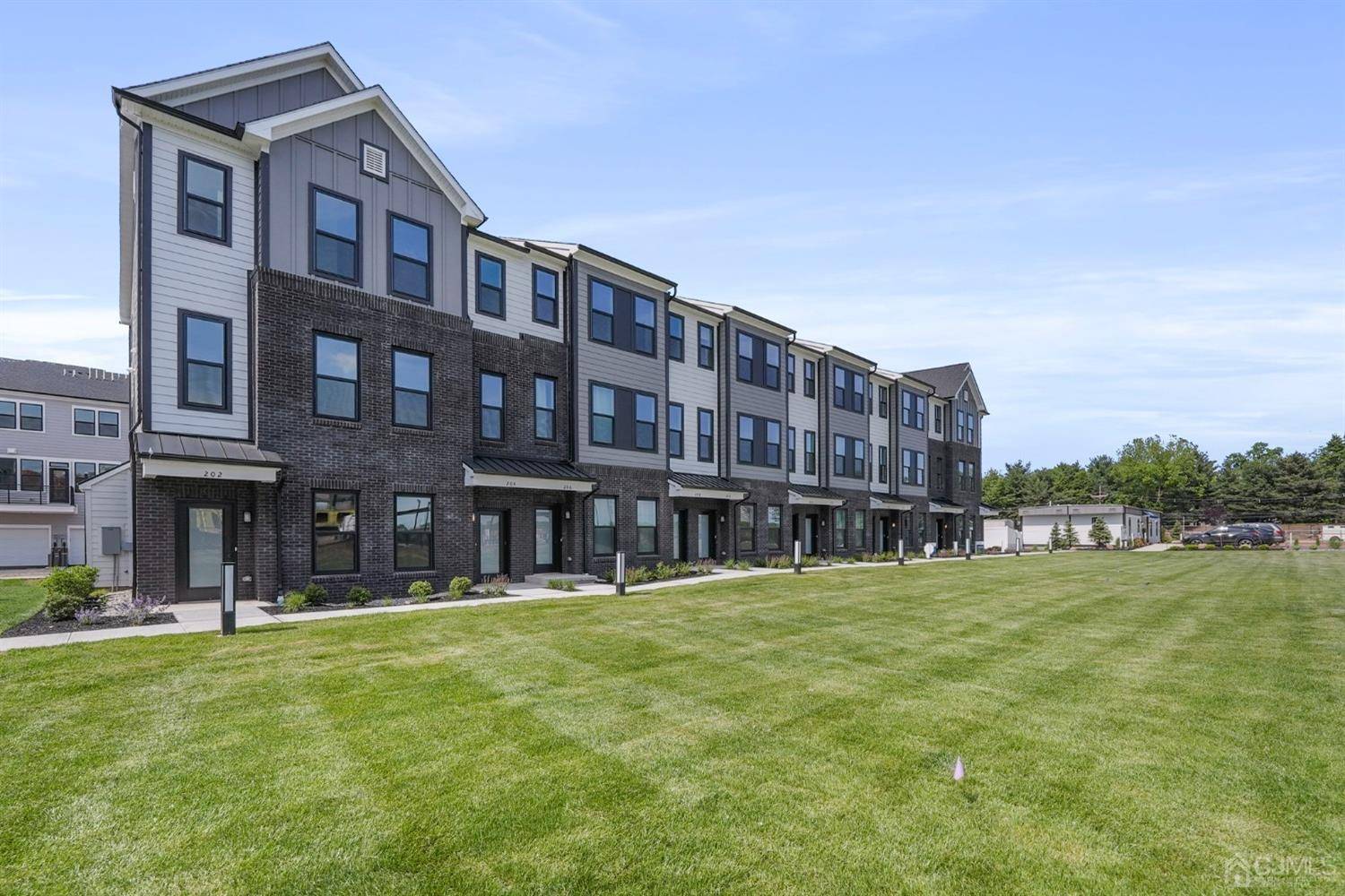 1404 Sadie CIR, New Brunswick, NJ 08901