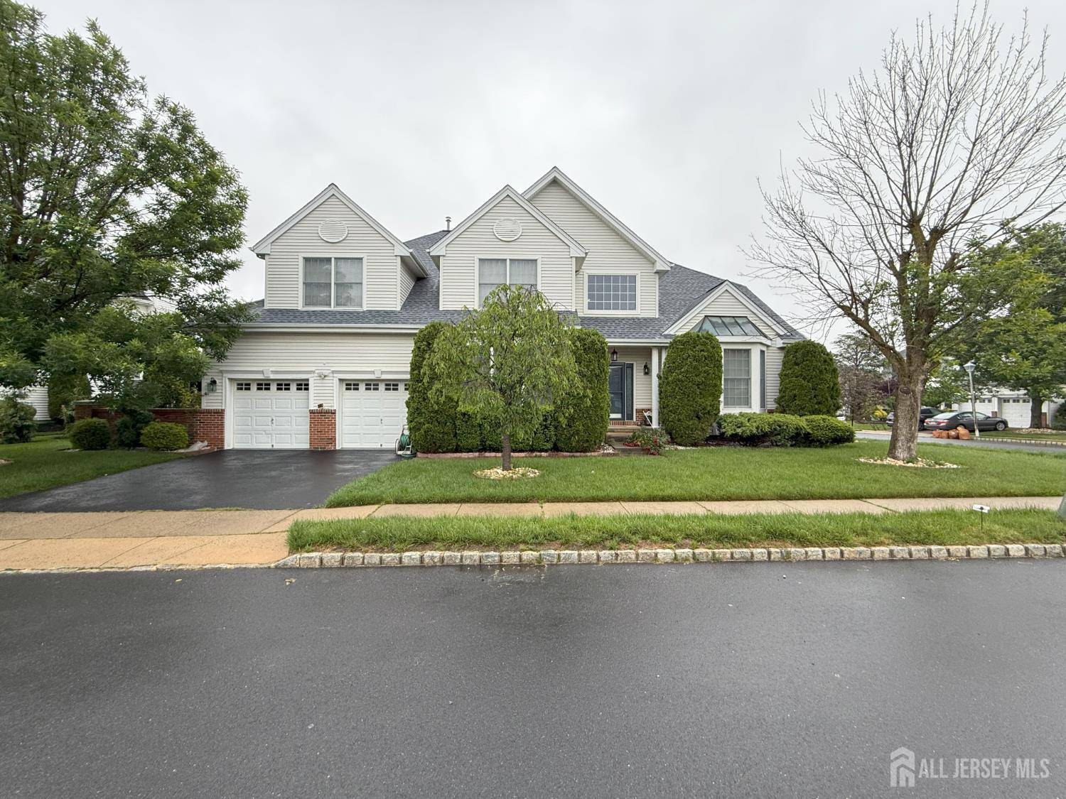 2 Hampshire PL, Monroe, NJ 08831