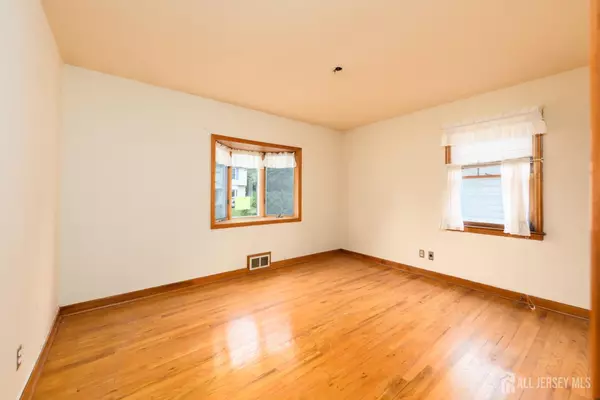 Kenilworth, NJ 07033,644 Monmouth AVE