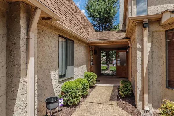 Edison, NJ 08820,22 Carriage PL