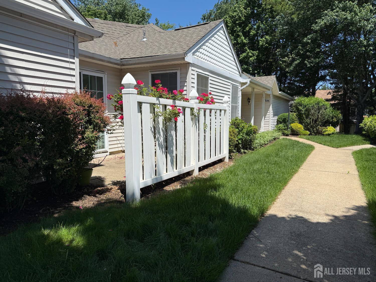 306 Kinglet DR, Monroe, NJ 08831