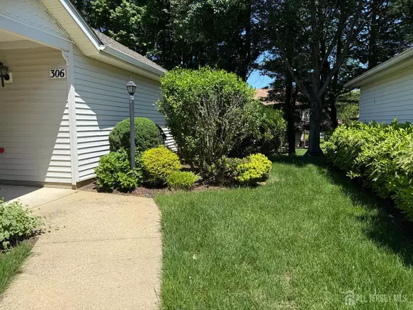 Monroe, NJ 08831,306 Kinglet DR
