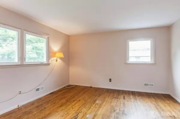 East Brunswick, NJ 08816,14 Agate RD