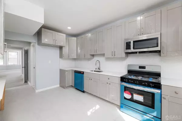 Carteret, NJ 07008,117 Emerson ST #2