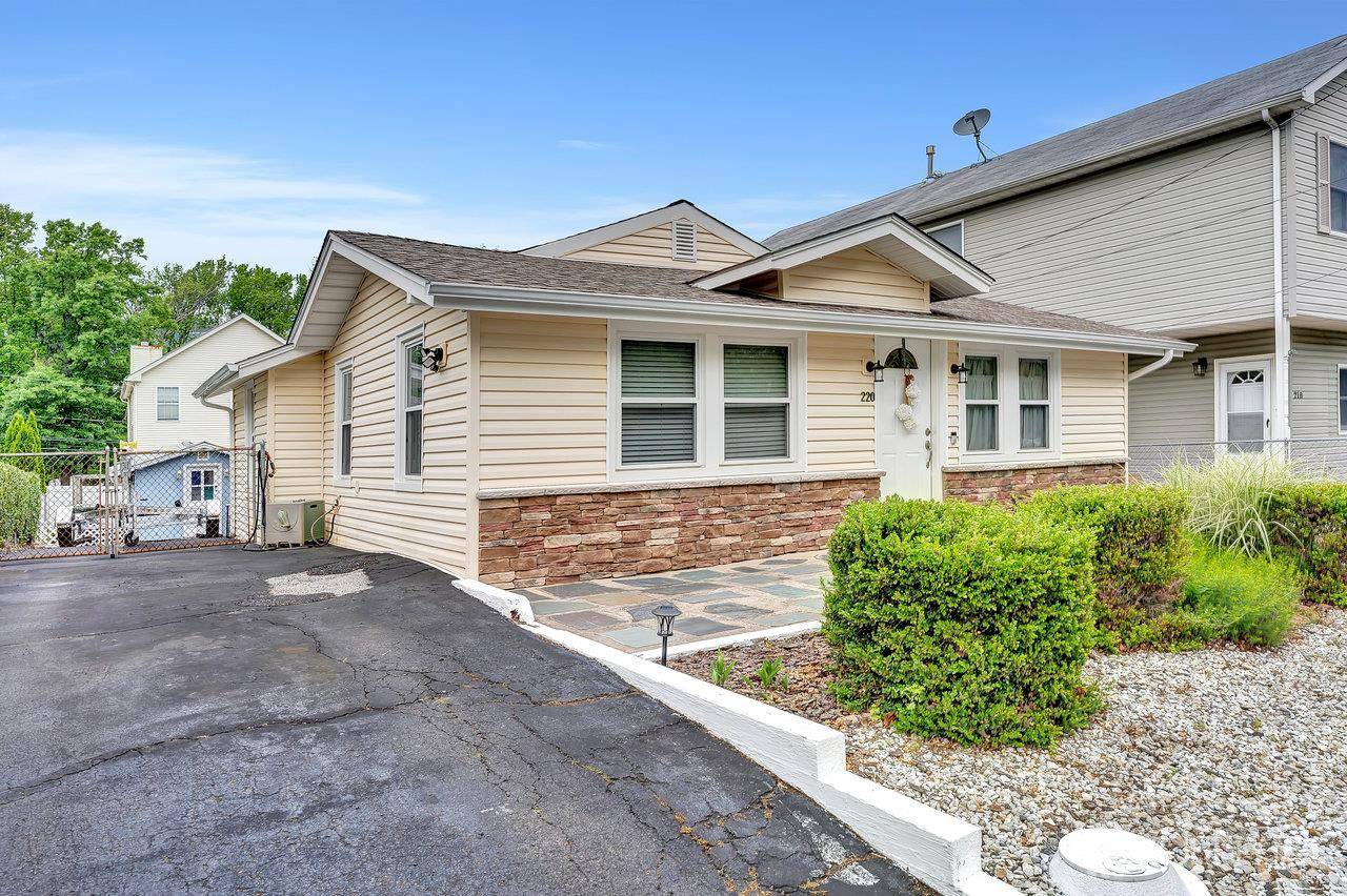 220 Birchwood DR, Old Bridge, NJ 07735