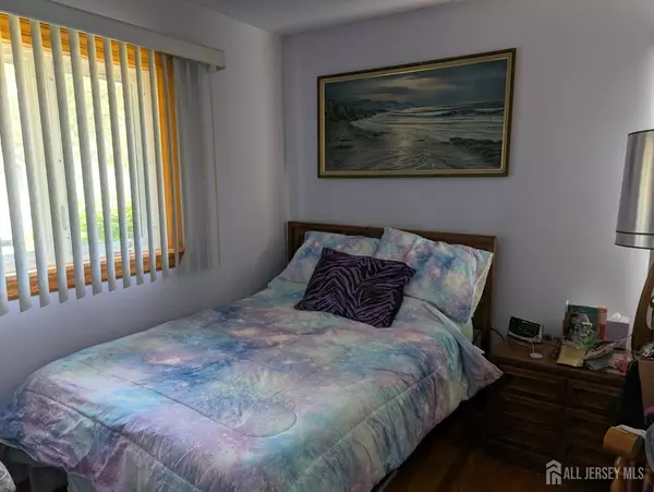 Carteret, NJ 07008,33 Cypress ST