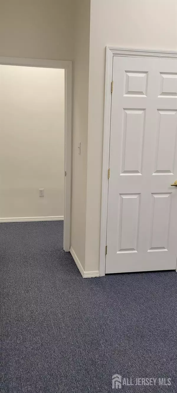 Edison, NJ 08820,22 Meridian RD #3