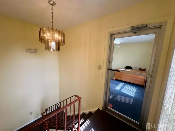 Woodbridge Proper, NJ 07095,167 Main St