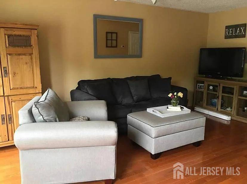 360 Hadleigh LN, North Brunswick, NJ 08902