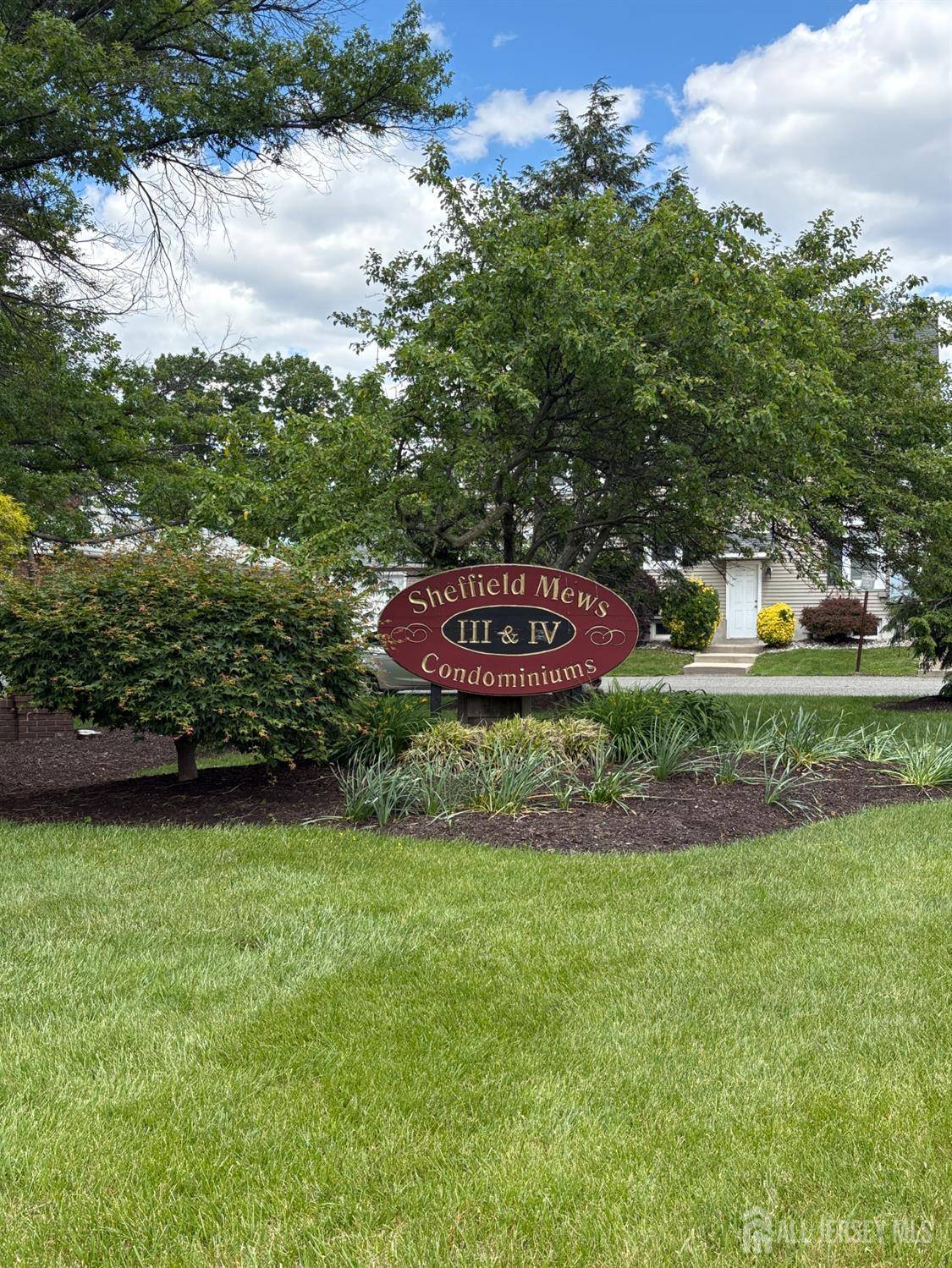 6 Canterbury LN, Sayreville, NJ 08872