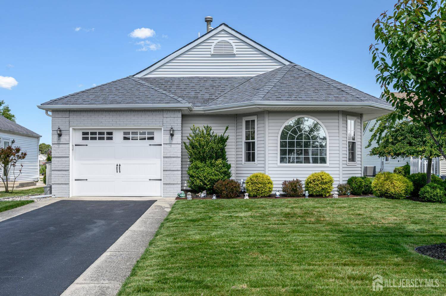 11 Sandhurst CT, Toms River, NJ 08757