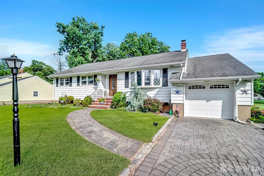 700 Sunbrite LN, Piscataway, NJ 08854