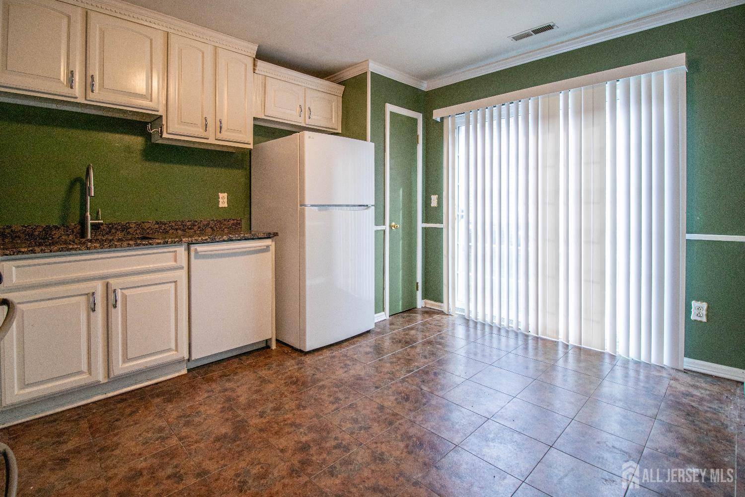 8 Starlight CT, New Brunswick, NJ 08901