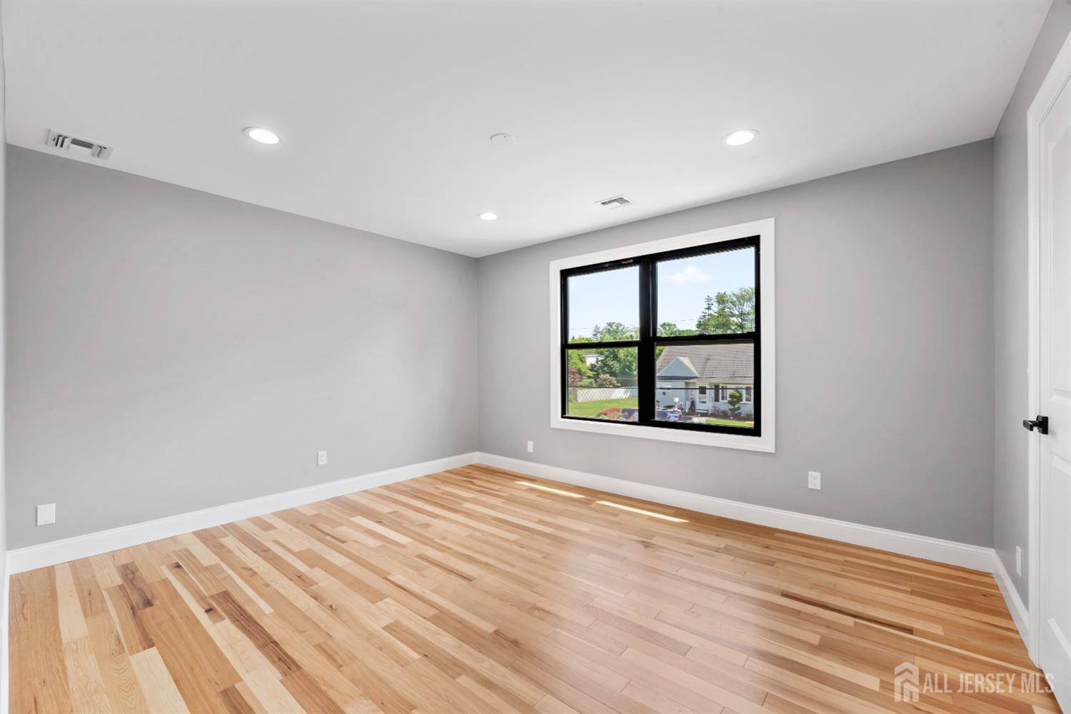 East Brunswick, NJ 08816,13 Lauretta Dr DR