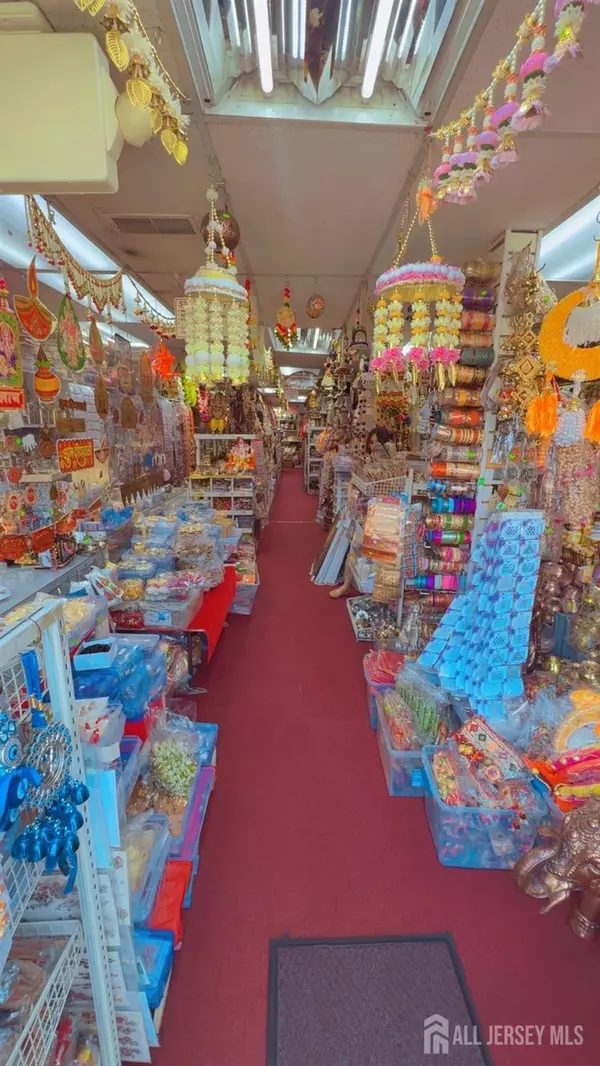 Iselin, NJ 08830,1381 Oak Tree RD