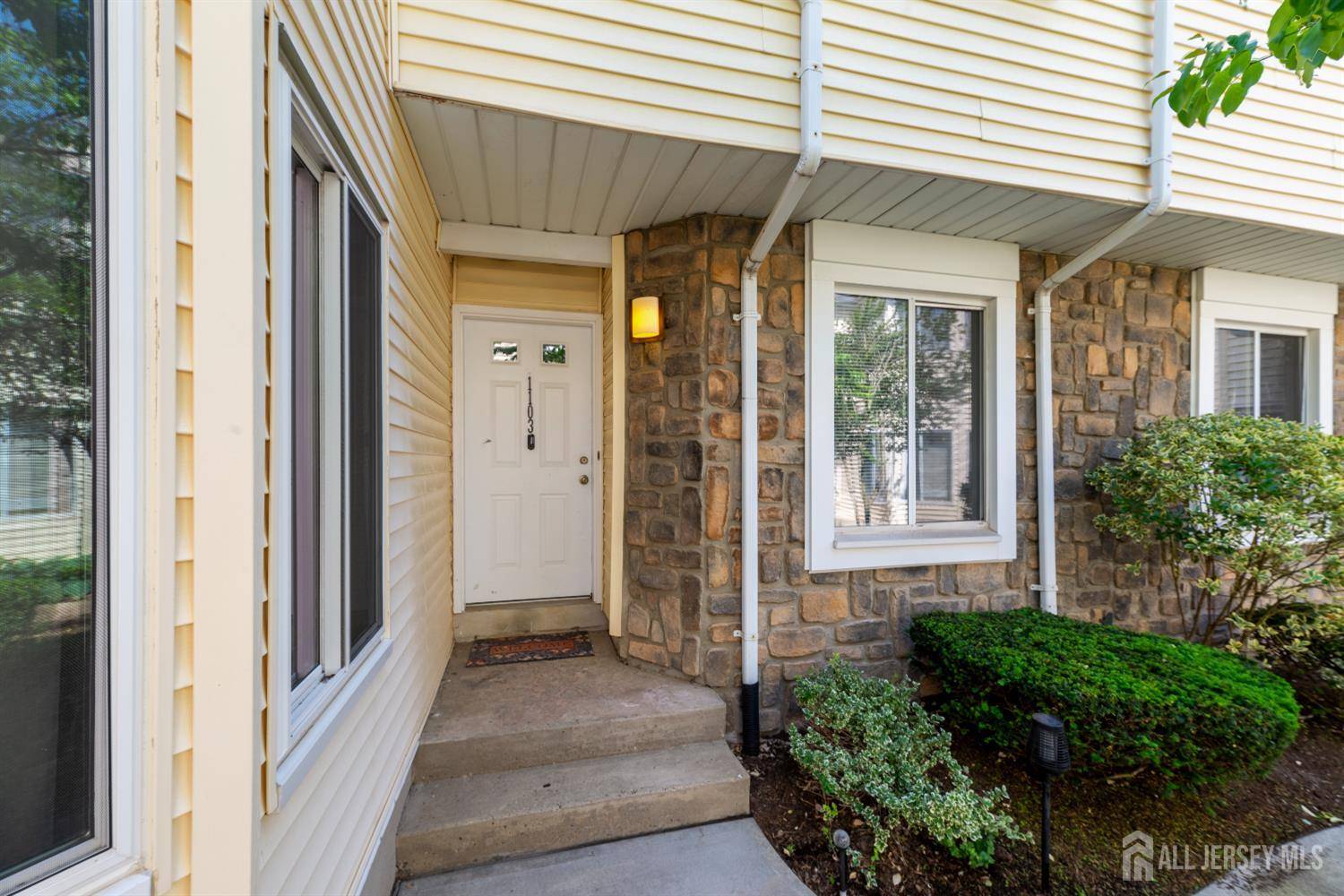 North Brunswick, NJ 08902,1103 Schmidt LN