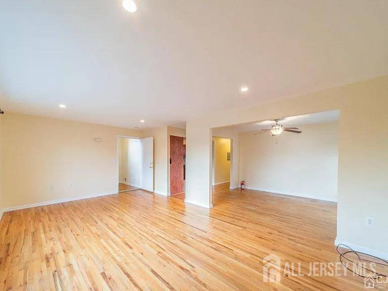 Carteret, NJ 07095,44 N Whittier ST #1