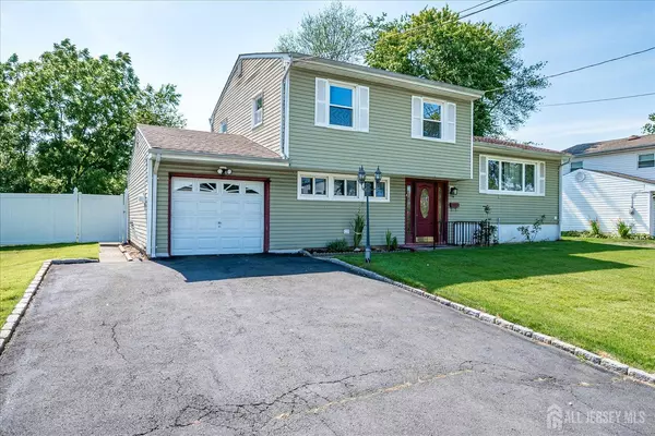 14 McGinnis RD, Edison, NJ 08817
