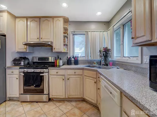 Sayreville, NJ 08859,88 Albert DR