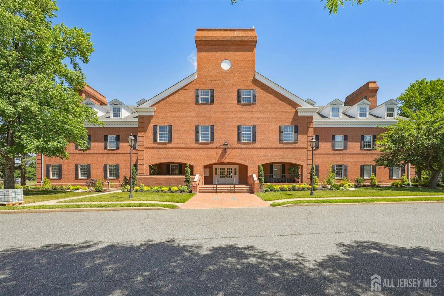 1 Rossmoor DR, Monroe, NJ 08831