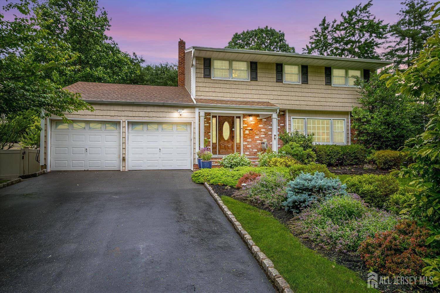 10 Dellview DR, Edison, NJ 08820