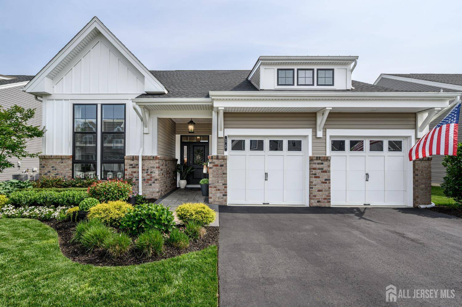 15 Woodspring RD, Farmingdale, NJ 07727