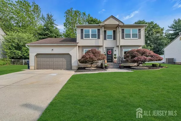 61 Lynn CT, North Brunswick, NJ 08902