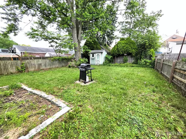 Edison, NJ 08817,4 Vale ST