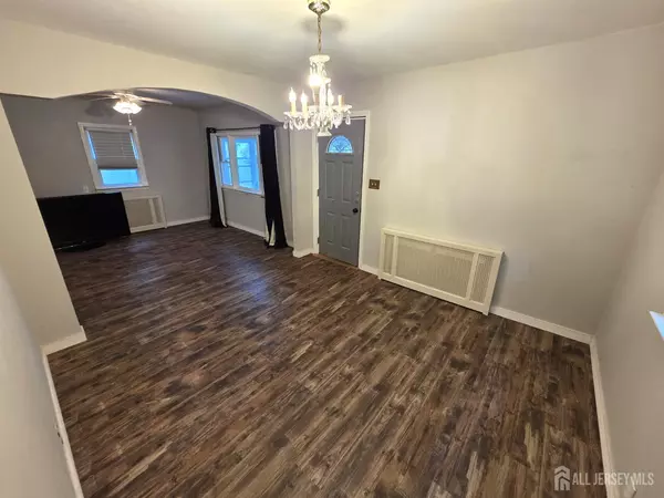 Edison, NJ 08817,4 Vale ST